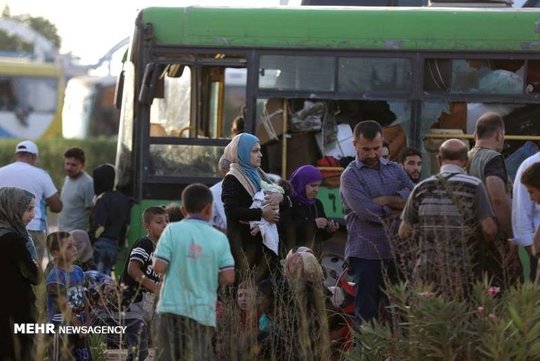 اهالی دو روستا در شمال شرق سوریه که چندین سال تحت محاصره تکفیری ها قرار داشتند در چارچوب توافق انجام شده بین دولت سوریه و مخالفان تخلیه شدند.