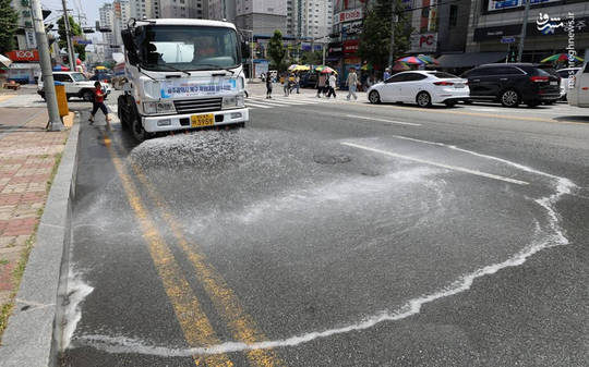 گرمای هوا در کره جنوبی باعث ذوب شدن آسفالت شده است.مسئولین شهرداری شهر سئول با پخش کردن آب بر روی زمین در پیک ساعات گرما با ذوب شدن آسفالت مقابله می کنند.