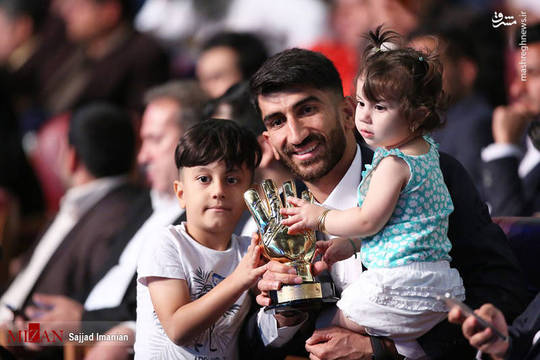حضور علیرضا بیرانوند و فرزندانش در مراسم برترین های فوتبال ایران در فصل 97-96