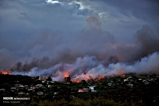 وقوع آتش سوزی گسترده در مناطق ساحلی نزدیک آتن، پایتخت یونان تاکنون ۷۴ کشته بر جای گذاشته است.