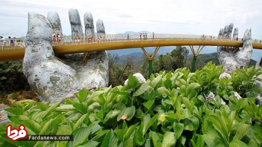 پایه های پل طلایی دانانگ در ویتنام به شکل دو دست غول پیکرند که به سمت آسمان دراز شده و مسیر پل را در میان گرفته‌اند.