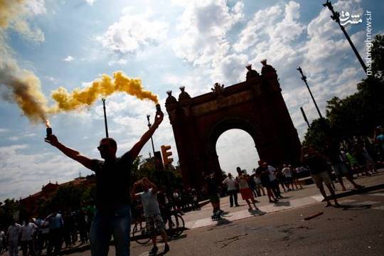 رانندگان تاکسی در بارسلونای اسپانیا، در اعتراض به فعالیت تاکسی های اینترنتی دست به اعتراض و اعتصاب زدند.