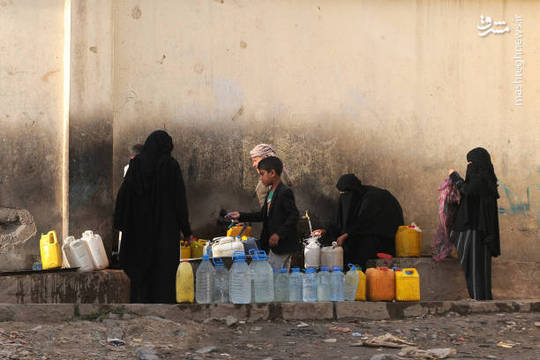 حمله جنگنده های رژیم آل سعود به شبکه آبرسانی صنعا موجب شد که هزاران نفر از ساکنان این شهر با خطر قطعی آب آشامیدنی روبرو شوند و مجبور شده اند برای تامین آن به مخازن اضطراری شهری رو بیاورند.