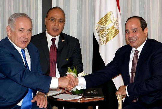 رسانه های صهیونیستی به نقل از مقام های آمریکایی گزارش دادند که نخست وزیر این رژیم چند ماه پیش در سفری مخفیانه به مصر با رئیس جمهوری این کشور دیدار و پیرامون غزه گفت و گو کرده است.