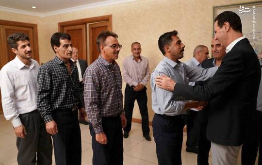 بشار اسد، رئیس جمهور سوریه با جمعی از کارگران نمونه دمشق دیدار و از آنها بخاطر زحمات مضاعفشان در عرصه تولید در طول هفت سال جنگ داخلی سوریه قدردانی کرد.