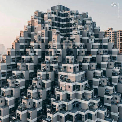 این آپارتمان که در چین ساخته شده، از دید همسایگان یک آپارتمان معمولی به نظر میرسد ولی از نگاه دور یا از داخل ساختمان گویی در یکی از اهرام مصر قرار گرفتید.