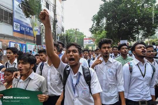 دانشجویان بنگلادشی در اعتراض به عدم ایمنی جاده های این کشور که موجب مرگ دو نوجوان شده تظاهرات کردند. این تظاهرات با دخالت پلیس به خشونت کشیده شد.