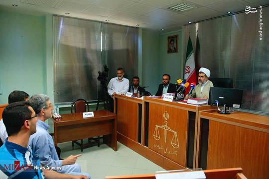 اولین جلسه رسیدگی علنی به اتهامات رحیم مشایی رئیس دفتر رئیس جمهور سابق برگزار شد.