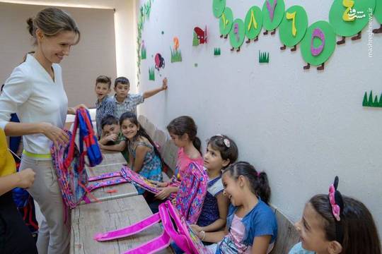 اسماء اسد همسر رئیس جمهور سوریه، در آستانه سال جدید تحصیلی به دیدار کودکان جنگ زده حومه دمشق رفت و به آنها لوازم و التحریر و وسایل مورد نیازشان برای تحصیل دوباره را هدیه کرد.