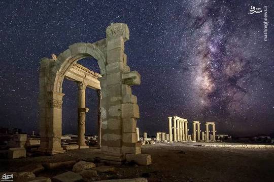 تصویری بی نظیر از کهکشان راه شیری بر فراز قلعه تاریخی تدمر (پالمیرا ) سوریه که توسط احمد بلباسی، عکاس ایرانی به ثبت رسیده است.