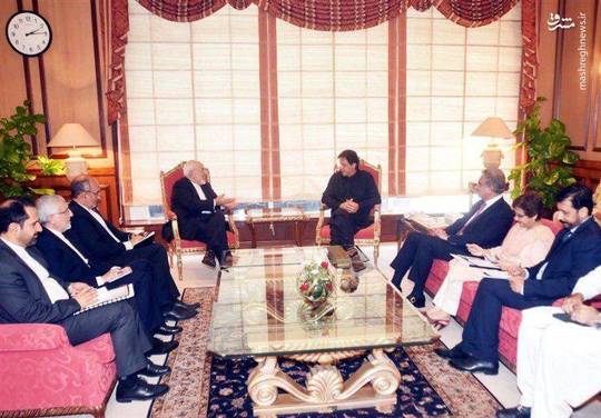 محمد جواد ظریف امروز جمعه در اسلام آباد با عمران خان، نخست وزیر پاکستان دیدار و گفتگو کرد.
