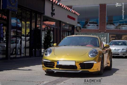 تردد خودروی گرانقیمت پورشه (Porsche 911 Carrera) با روکش طلایی در خیابانهای تهران!