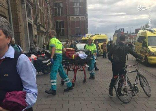  حمله با چاقو به مسافران در ایستگاه قطار آمستردام پایتخت هلند سه مجروح بر جای گذاشت. گفته می شود شخص مهاجم نیز مجروح شده و به همراه دو نفر دیگر به بیمارستان اعزام شده‌اند.