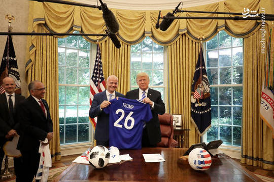 ‏جانی اینفانتینو رئیس فیفا در حاشیه سفرش به آمریکا با ترامپ در کاخ سفید دیدار کرد و پیراهن شماره 26 تیم منتخب فیفا را به هدیه داد. آمریکا، مکزیک و کانادا به صورت مشترک، میزبان‌ جام ‌جهانی ۲۰۲۶ هستند.