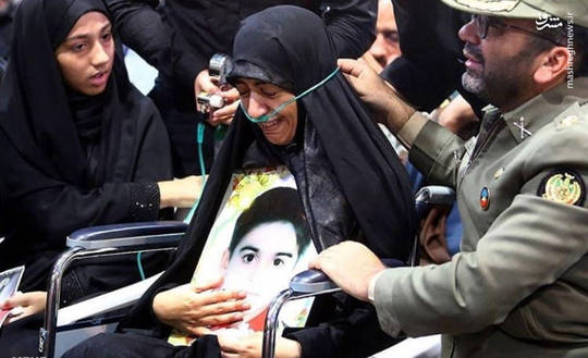 ⁩مادر شهید «طاها اقدامی» کوچکترین شهید حادثه تروریستی هواز در مراسم تشییع پیکر فرزندش.
