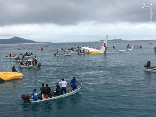 یک بوئینگ ۷۳۷ در «پاپوآ گینه نو» به دلایل نامعلومی به جای نشستن برروی باند فرودگاه، در ساحل اقیانوس آرام فرود آمد اما با وجود غرق شدن هواپیما تمام ۴۷ سرنشین آن با قایق نجات یافتند.