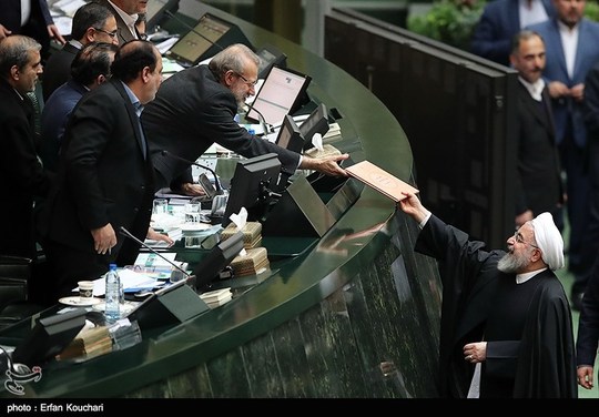 حسن روحانی رئیس جمهوری لایحه بودجه 1398 را به مجلس شورای اسلامی تقدیم کرد
