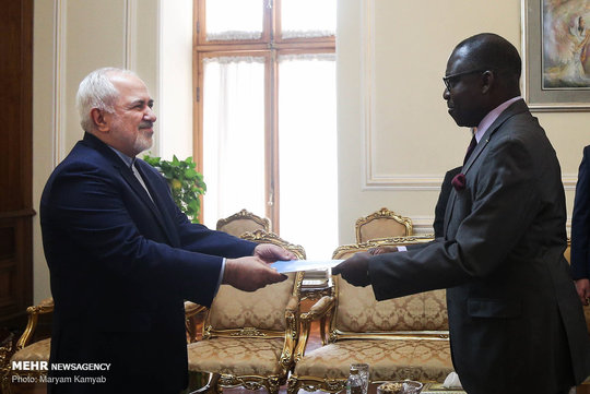 سفیر جدید کشور مالی با محمد جواد ظریف دیدار و رونوشت استوار نامه خود را تسلیم وزیر امور خارجه کرد.
