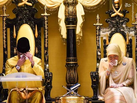 اشک ریختن سلطان جدید مالزی و همسرش هنگام مراسم تاجگذاری؛ سیستم پادشاهی مالزی به این سبک در جهان است که پادشاه از میان خانواده سلاطین ۹ ایالت مالزی بطور دوره ای و برای مدت ۵ سال انتخاب می شود.