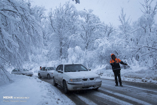 با بارش برف در ارتفاعات استان گلستان، بسیاری از مسافران در جاده های این استان گرفتار شدند. در عین حال، تیم های امدادی و تلاشگران راهداری با نمک پاشی و برف روبی راه‌های استان را باز کردند.