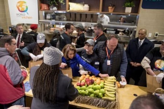 نانسی پلوسی، رئیس حزب دموکرات مجلس نمایندگان آمریکا، در حال توزیع غذای رایگان میان کارمندان بیکار شده به دلیل تعطیلی موقت دولت فدرال آمریکا در واشینگتن‌دی‌سی است.