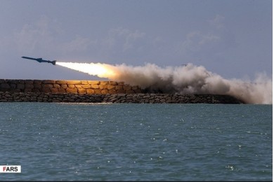 إطلاق صاروخ كروز في المناورات البحرية الايرانية الكبرى