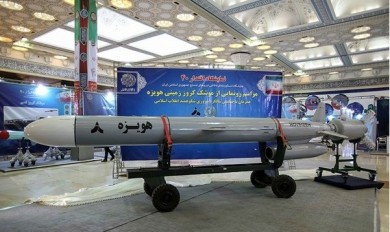 عرض صاروخ كروز ايراني جديد بعيد المدى