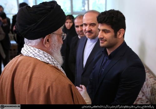 Leader honors iconic wrestler Alireza Karimi