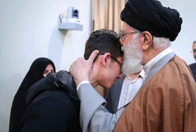 Imam Khamenei met with chess player who refused to compete with Zionist Regime’s representative