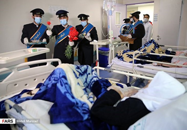 Jamkaran Mosque Servants Visit Coronavirus Patients, Celebrating Mid-Sha'ban Anniversary