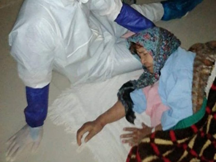 Photo of Old Iranian Woman Sleeping on Male Nurse’s Lap Goes Viral