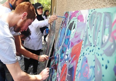 Draw Paintings on Sidewalk in Damascus
