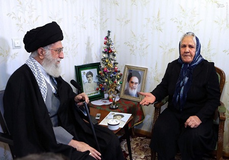 حضور مقام معظم رهبری در منزل خانواده شهید مسیحی+تصاویر