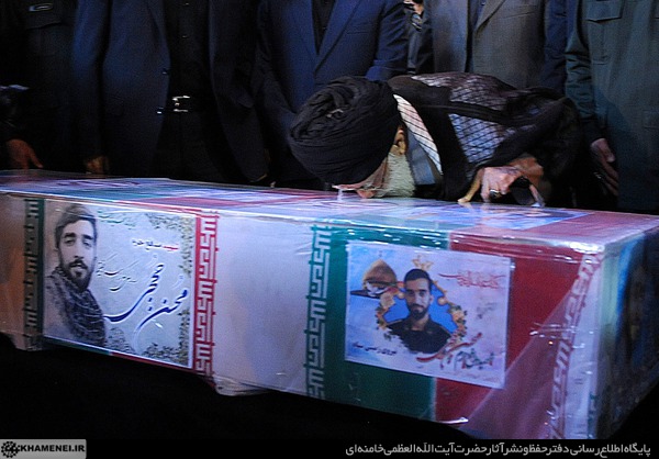 بوسه رهبر انقلاب اسلامی بر تابوت شهید حججی