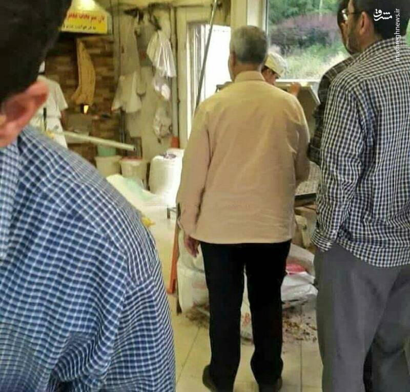 سردار شهید سلیمانی در صف نانوایی