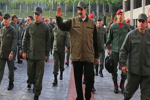 ارتش ونزوئلا خطاب به آمریکا: سلاح در دست منتظرتان هستیم