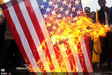 آتش زدن پرچم آمریکا در روز استقلال آمریکا توسط مردم آمریکا