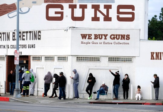 چرا آمریکایی ها برای خرید سلاح صف کشیده اند؟+تصاویر