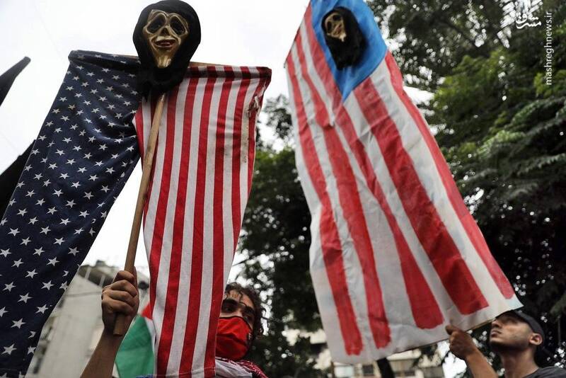 عکس/ آتش زدن دلار مقابل سفارت آمریکا