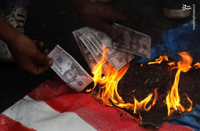 عکس/ آتش زدن دلار مقابل سفارت آمریکا
