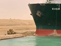 عکس/ تصاویری از به گل نشستن یک کشتی در کانال سوئز