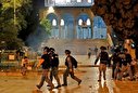 عکس/یورش اشغالگران صهیونیست به نمازگزاران در مسجد الاقصی