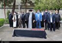 عکس/ اقامه نماز رهبر انقلاب بر پیکر مرحوم حسن غفوری‌فرد