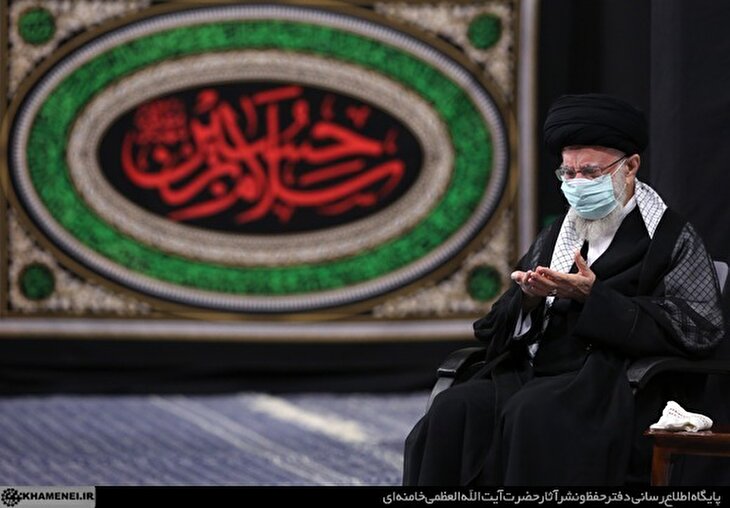 عکس| عزاداری شام غریبان حسینی (علیه‌السلام) با حضور رهبر انقلاب در حسینه امام خمینی (ره)