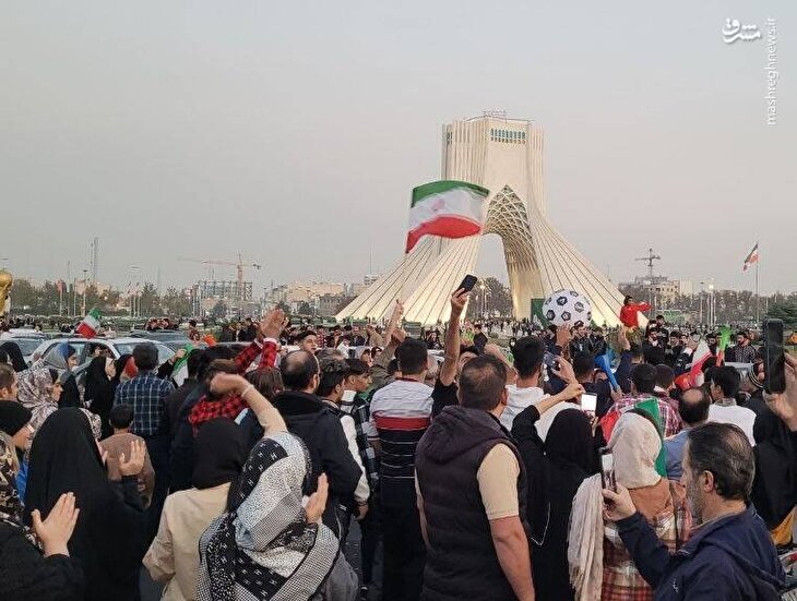 عکس/ جشن پیروزی تیم ملی در خیابان‌های تهران