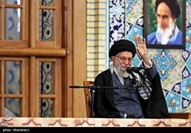 عکس/ سخنرانی رهبر انقلاب در حرم مطهر رضوی