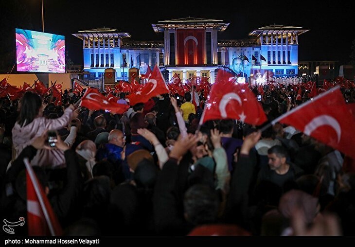 عکس /  شادی مردم با پیروزی اردوغان در انتخابات ریاست جمهوری ترکیه