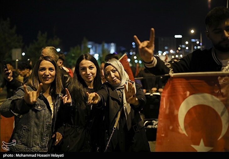عکس /  شادی مردم با پیروزی اردوغان در انتخابات ریاست جمهوری ترکیه