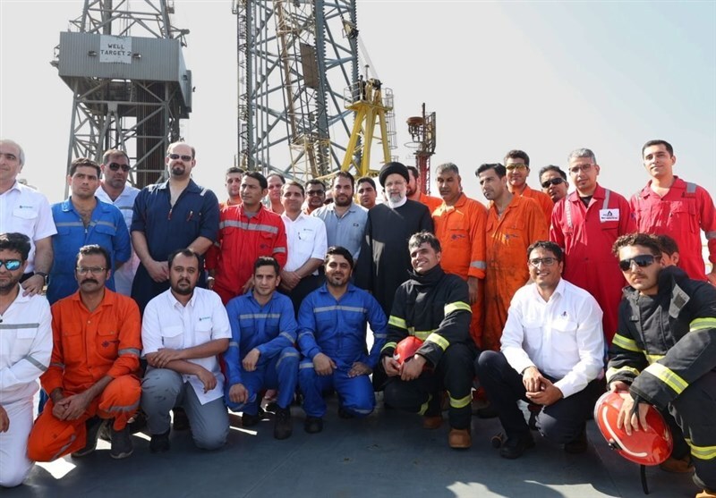 بازدید هوایی رئیس‌ جمهور از فاز ۱۱ میدان گازی پارس‌جنوبی در خلیج‌ فارس