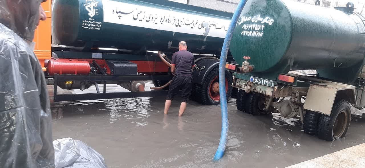 امدادرسانی نیروی زمینی سپاه به مردم گرفتار آب‌گرفتگی در اهواز